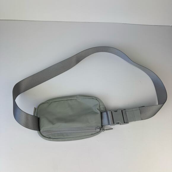 Lululemon Everywhere Belt Bag *1L Silver Drop - Picture 4 of 11